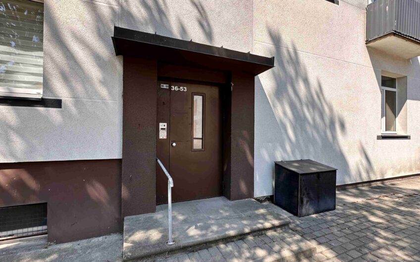 Pārdod 2-istabu dzīvokli renovētā mājā pašā Liepājas centrā — Siena ielā 7. ID:400