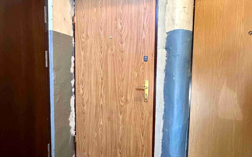 Pārdod 2-istabu dzīvokli renovētā mājā pašā Liepājas centrā — Siena ielā 7. ID:400