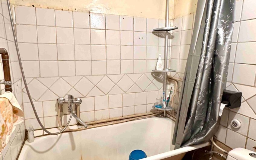 Pārdod 2-istabu dzīvokli renovētā mājā pašā Liepājas centrā — Siena ielā 7. ID:400