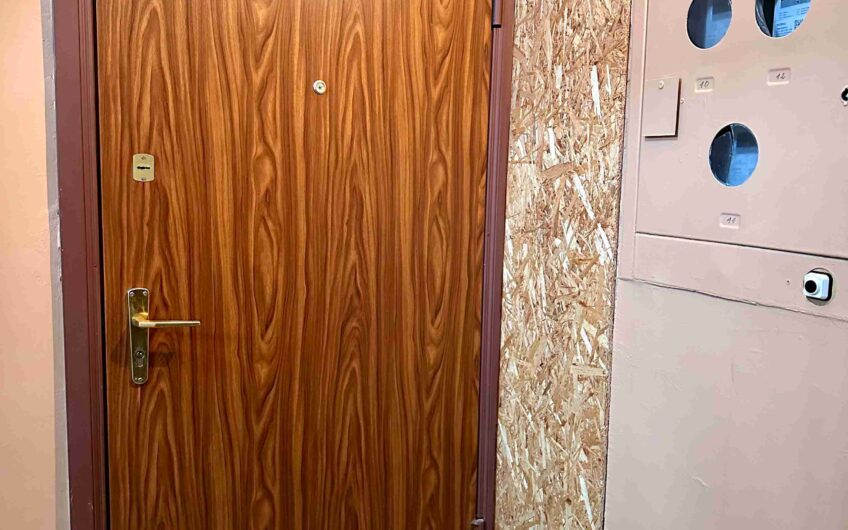 Pārdod plašu un labiekārtotu 3-istabu dzīvokli Liepājā, Laumas rajonā. ID:402