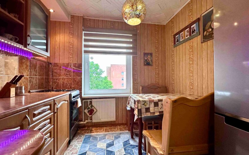 Pārdod plašu un labiekārtotu 3-istabu dzīvokli Liepājā, Laumas rajonā. ID:402