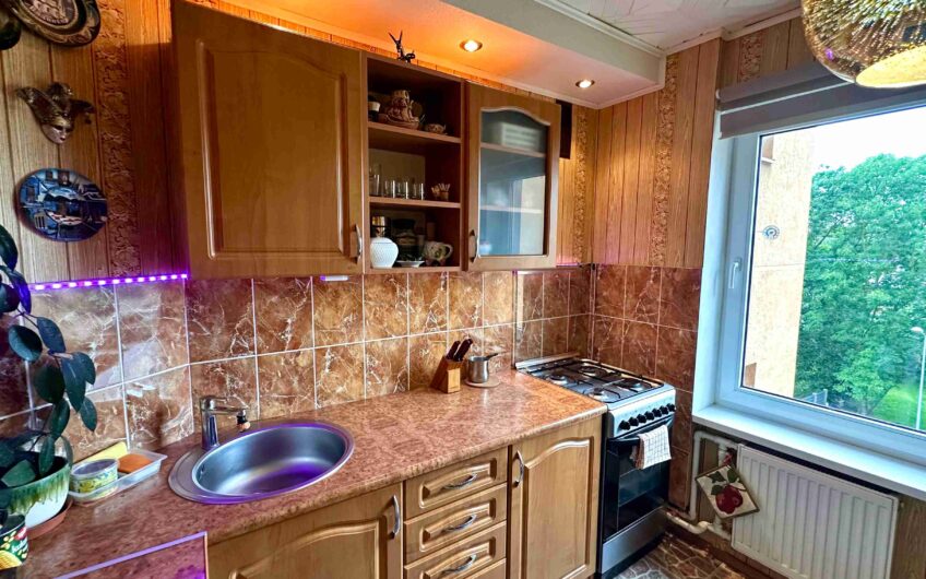 Pārdod plašu un labiekārtotu 3-istabu dzīvokli Liepājā, Laumas rajonā. ID:402