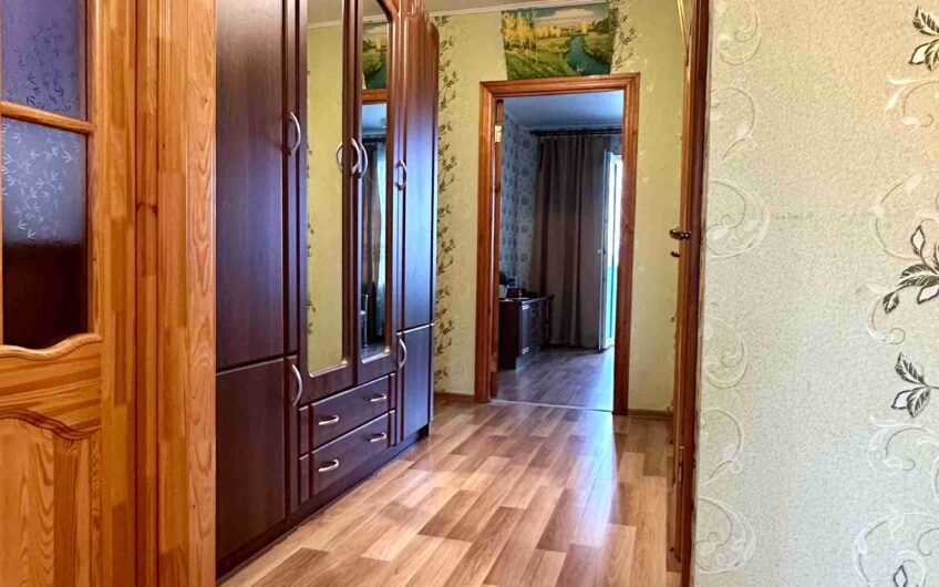 Pārdod plašu un labiekārtotu 3-istabu dzīvokli Liepājā, Laumas rajonā. ID:402