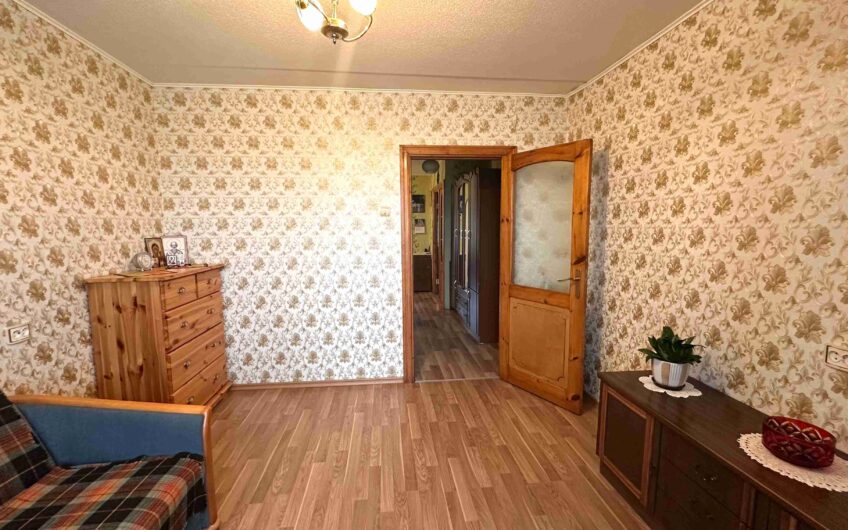 Pārdod plašu un labiekārtotu 3-istabu dzīvokli Liepājā, Laumas rajonā. ID:402
