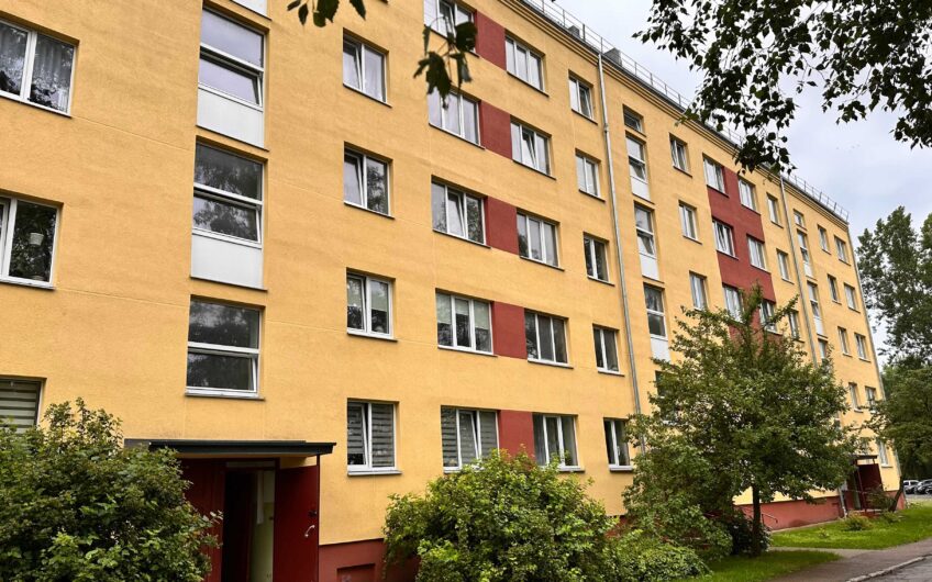 Pārdod 2-istabu dzīvokli Liepājā, Laumas rajonā, Sķēdes ielā 19. ID:403
