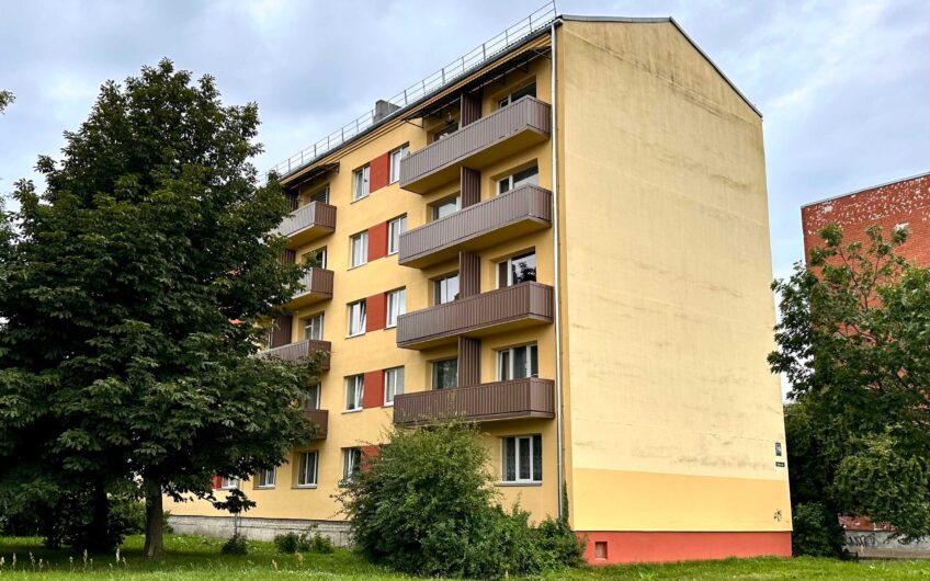 Pārdod 2-istabu dzīvokli Liepājā, Laumas rajonā, Sķēdes ielā 19. ID:403