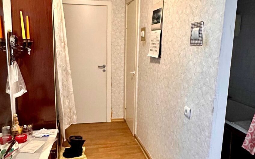 Pārdod 2-istabu dzīvokli Liepājā, Laumas rajonā, Sķēdes ielā 19. ID:403
