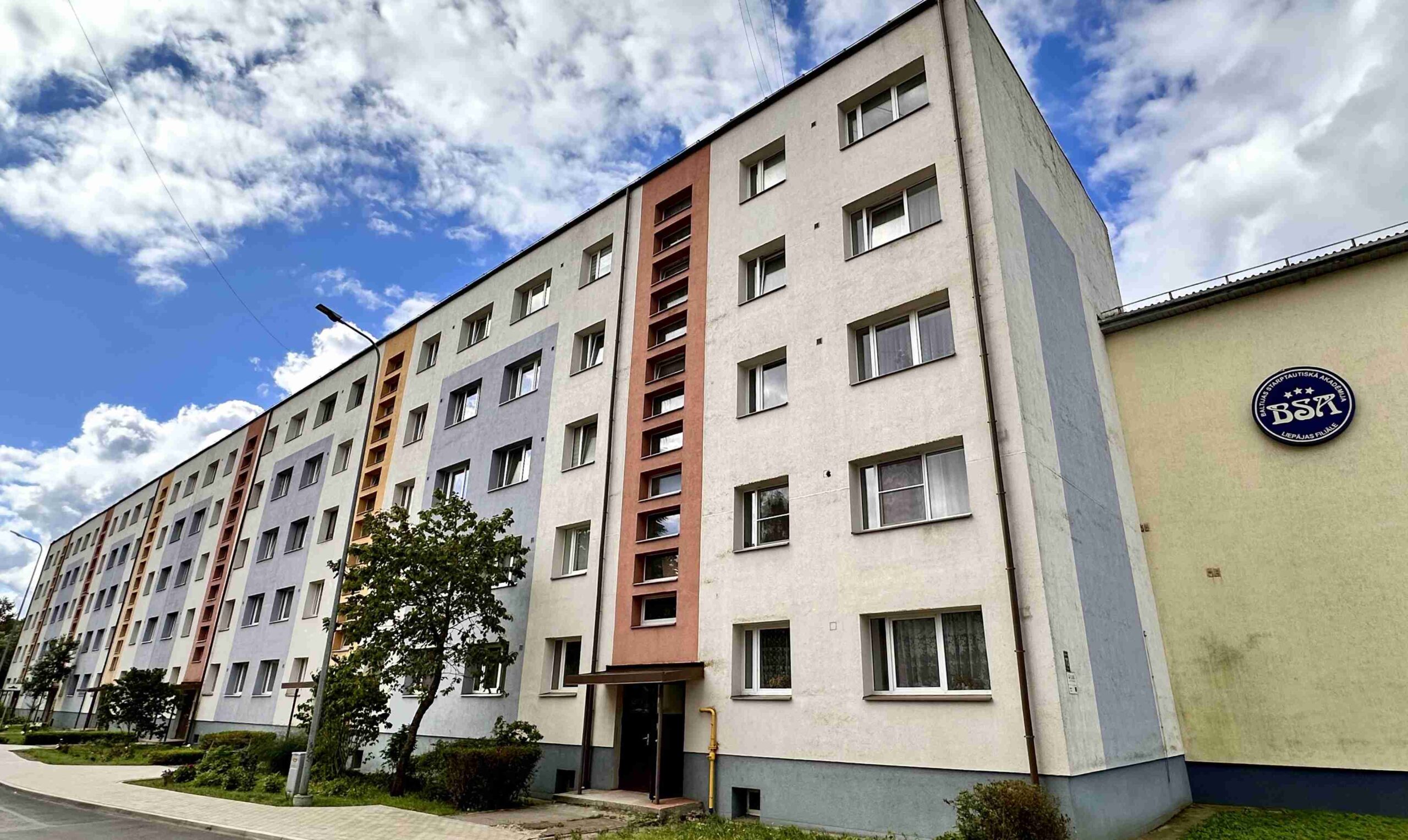 Pārdod 3-istabu dzīvokli renovētā mājā, Dienvidrietumu rajonā. ID:404