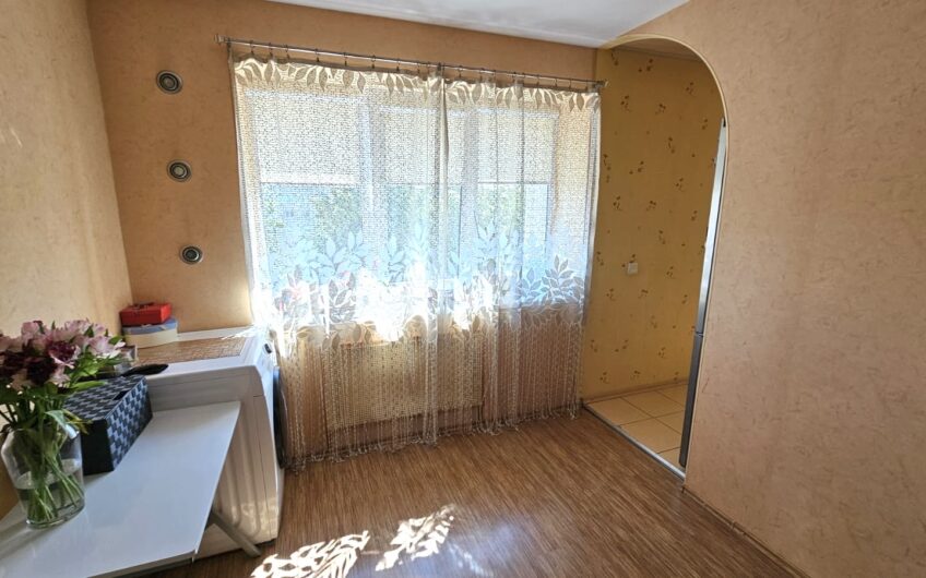 Pārdod 3-istabu dzīvokli renovētā mājā, Dienvidrietumu rajonā. ID:404