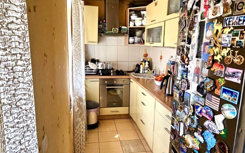 Pārdod 3-istabu dzīvokli renovētā mājā, Dienvidrietumu rajonā. ID:404