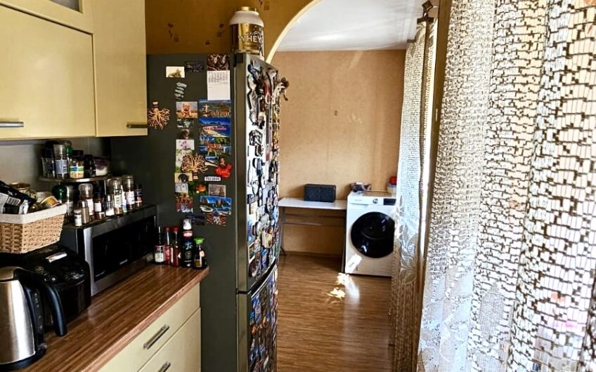 Pārdod 3-istabu dzīvokli renovētā mājā, Dienvidrietumu rajonā. ID:404