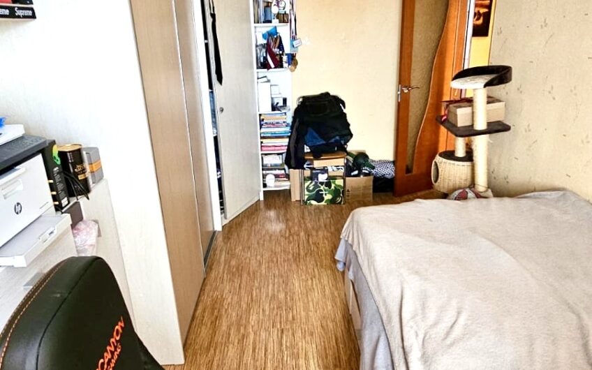 Pārdod 3-istabu dzīvokli renovētā mājā, Dienvidrietumu rajonā. ID:404