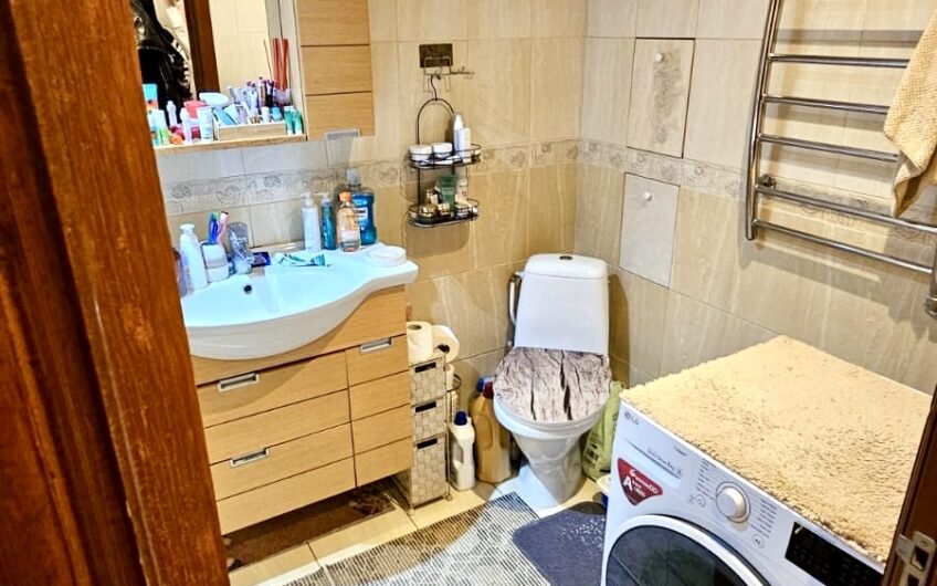 Pārdod 3-istabu dzīvokli renovētā mājā, Dienvidrietumu rajonā. ID:404