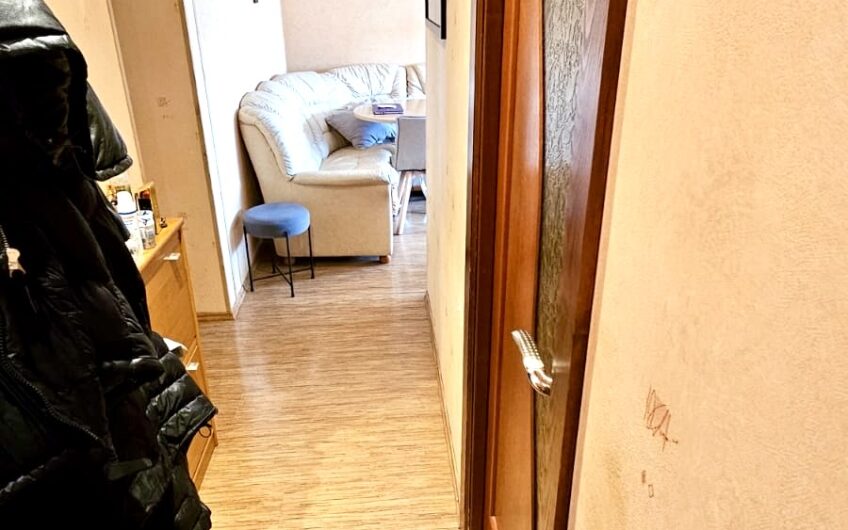 Pārdod 3-istabu dzīvokli renovētā mājā, Dienvidrietumu rajonā. ID:404